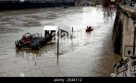 Allerta Meteo Roma-Tevere in piena, intervento dei VVVF Sommozzatori su un pontile nel Tevere che ha rischiato di disarcionarsi Stockfoto