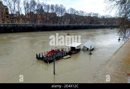 Allerta Meteo Roma-Tevere in piena, intervento dei VVVF Sommozzatori su un pontile nel Tevere che ha rischiato di disarcionarsi Stockfoto