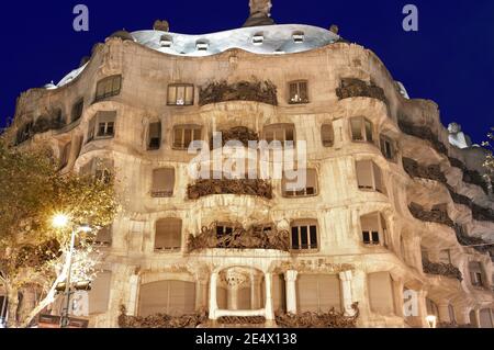 Barcelona, Spanien - 10. Dezember 2011: Nachtansicht der Casa Milà besser bekannt als La Pedrera ist ein Gebäude, das vom katalanischen Architekten Antoni Gaudí entworfen wurde Stockfoto