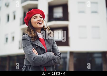 Outdoor-Porträt der glücklichen Frau in Winterkleidung. Stockfoto
