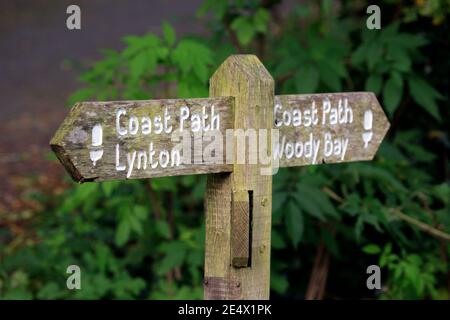 South West Coast Path Richtung Schild in der Nähe von Lynton, Devon Stockfoto