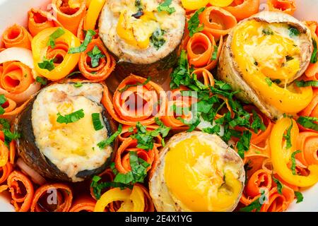 Köstliche hausgemachte Fischbrötchen mit Karotten und Käse Stockfoto