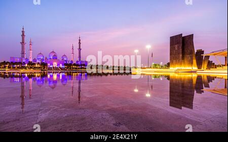 ABU DHABI, VEREINIGTE ARABISCHE EMIRATE - 28. Jul 2019: Blick auf die große Moschee Sheikh Zayed in der Nacht von Wahat Al Karama in Abu Dhabi. Stockfoto