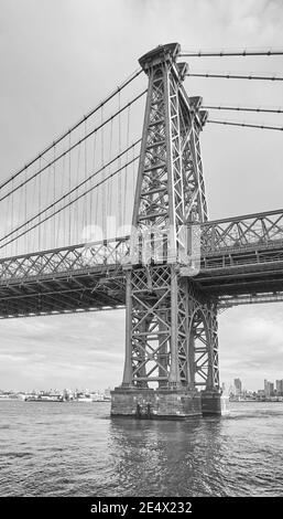 Schwarz-Weiß-Bild von Williamsburg Bridge, New York City, USA. Stockfoto