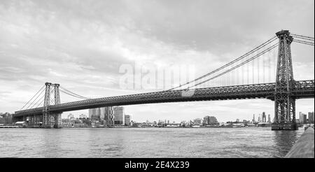 Schwarz-Weiß-Bild von Williamsburg Bridge, New York City, USA. Stockfoto