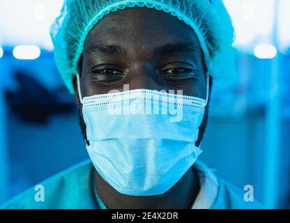 Porträt des Arztes trägt schützende Gesichtsmaske Kampf gegen Corona Virenausbruch - Gesundheitswesen und medizinische Arbeitnehmer Konzept Stockfoto