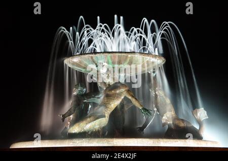 Der Triton-Brunnen ist das zentrale Merkmal am Stadttor-Platz, Valletta, der Hauptstadt der Mittelmeerinsel Malta Stockfoto