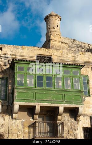 Traditionelle geschlossene Holzbalkone (Gallarija) und Festung in Valletta, Malta Stockfoto