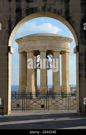 Die Belagerungsglocke Kriegsdenkmal in Valletta - Malta - Erinnert an den Sieg der Alliierten während der zweiten Belagerung von Malta ab 1940-1943 Stockfoto