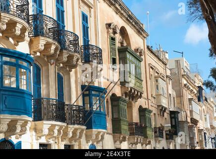 Alter Palast mit traditionellen geschlossenen Holzbalkonen (Gallarija) in einer Straße von Valletta, Malta Stockfoto