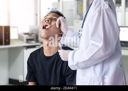 Coronavirus COVID-19-Test. Arzt hält Reagenzglas, verwenden Wattestäbchen Sekretionsprobe vom Patienten für PCR-diagnostische covid Virus-Infektion zu sammeln Stockfoto