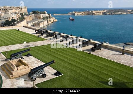 Wunderschöne Aussicht von den oberen Barrakka Gärten auf Saluting Battery und Grand Harbour von Valletta, Malta Stockfoto
