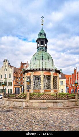 Altstadt von Wismar mit dem Springbrunnen aus dem Jahr 1602 auf dem Marktplatz. Mecklenburg-Vorpommern, Deutschland Stockfoto