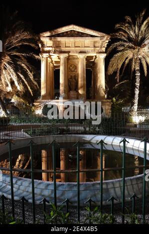 Valletta: Nachtansicht des griechischen Tempels gewidmet Sir Alexander Ball in Lower Barracca Gardens - Malta Stockfoto