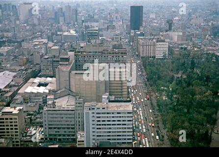 Ein Blick über Mexiko-Stadt im Jahr 1972. Sie blickt nach Westen auf die Avenida Juarez mit dem Alamedo Central (dem ältesten Stadtpark) auf der rechten Seite. Dieses Foto wurde von der Spitze des Torre Latinoamericana (Lateinamerikanischer Turm), einem Wolkenkratzer in der Innenstadt von Mexiko-Stadt, im historischen Stadtzentrum aufgenommen. Der Turm war der erste große Wolkenkratzer der Welt, der erfolgreich auf einer hochgradig aktiven seismischen Zone gebaut wurde und war Mexikos höchstes fertiggebautes Gebäude seit fast 27 Jahren, von seiner Eröffnung 1956 bis 1982. Stockfoto