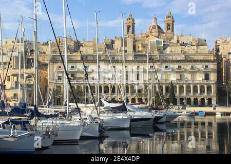 Festgetäute Segelboote und Hafenpromenade von Senglea Marina vor Vittoriosa, Malta Stockfoto