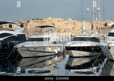 Luxuriöse Boote im Hintergrund in der Altstadt von Senglea, Malta Stockfoto