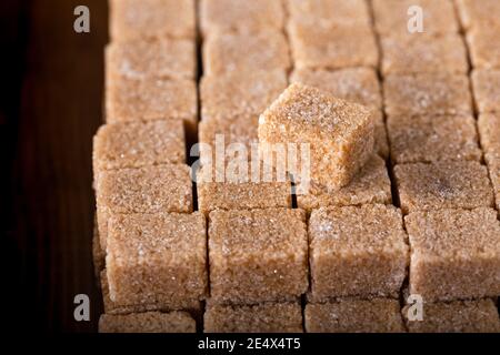 Braune Zuckerwürfel. Hintergrund für das Essen. Stockfoto