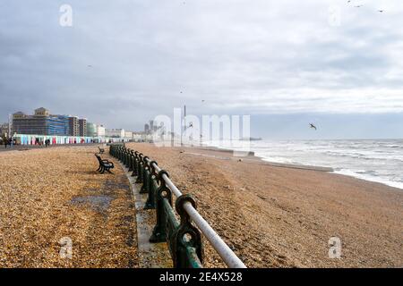 Brighton Strandpromenade mit Kieselsteinen und Steinen, Sussex, Großbritannien Stockfoto