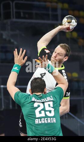 (210125) -- KAIRO, 25. Januar 2021 (Xinhua) -- Lenny Rubin (Top) der Schweiz spielt mit Sofiane Bendjilali aus Algerien während der Main Round - Gruppe-III-Spiel zwischen Algerien und der Schweiz bei der 27. Herren-Handball-Weltmeisterschaft 2021 in Kairo, Ägypten, am 24. Januar 2021. (Foto von Hazem Ismail/Xinhua) Stockfoto