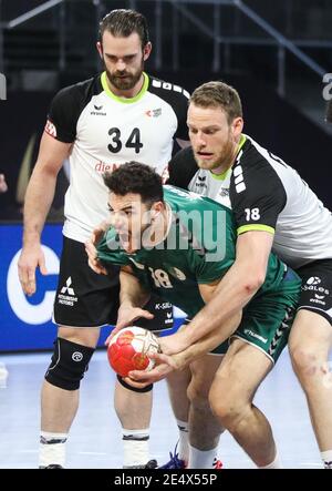 (210125) -- KAIRO, 25. Januar 2021 (Xinhua) -- Hichem Kaabeche (Front) von Algerien tritt während der Hauptrunde an - Gruppe III Spiel zwischen Algerien und der Schweiz bei der 27. Männer Handball Weltmeisterschaft 2021 in Kairo, Ägypten, am 24. Januar 2021. (Foto von Hazem Ismail/Xinhua) Stockfoto