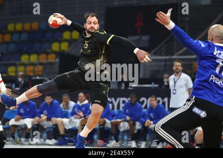 (210125) -- KAIRO, 25. Januar 2021 (Xinhua) -- Daymaro Salina (L) aus Portugal schießt während der Hauptrunde - Gruppe III Spiel zwischen Portugal und Frankreich bei der 27. Männer Handball Weltmeisterschaft 2021 in Kairo, Ägypten, am 24. Januar 2021. (Foto von Hazem Ismail/Xinhua) Stockfoto