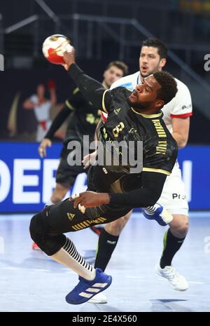 (210125) -- KAIRO, 25. Januar 2021 (Xinhua) -- Victoro Iturriza (Front) von Portugal tritt während der Hauptrunde an - Gruppe III Spiel zwischen Portugal und Frankreich bei der 27. Männer Handball Weltmeisterschaft 2021 in Kairo, Ägypten, am 24. Januar 2021. (Foto von Hazem Ismail/Xinhua) Stockfoto