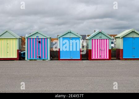 Eine Reihe von Strandhütten, Brighton, Großbritannien Stockfoto