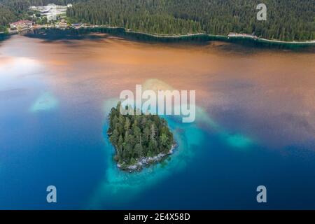 Luftdrohne Aufnahme von Eibsee Insel der Bäume während goldene Stunde bei der Zugspitze in Deutschland Stockfoto