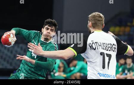 (210125) -- KAIRO, 25. Januar 2021 (Xinhua) -- Moustapha Hadj Sadok (L) aus Algerien steht mit Samuel Rothlisberger aus der Schweiz während der Main Round - Gruppe-III-Spiel zwischen Algerien und der Schweiz bei der 27. Herren-Handball-Weltmeisterschaft 2021 in Kairo, Ägypten, am 24. Januar 2021. (Foto von Hazem Ismail/Xinhua) Stockfoto