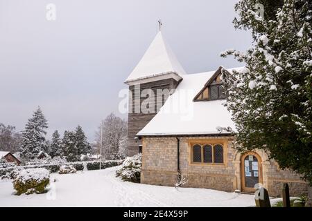 St Peters Church in Farnborough, Hampshire, Großbritannien, im Winter mit Schnee Stockfoto