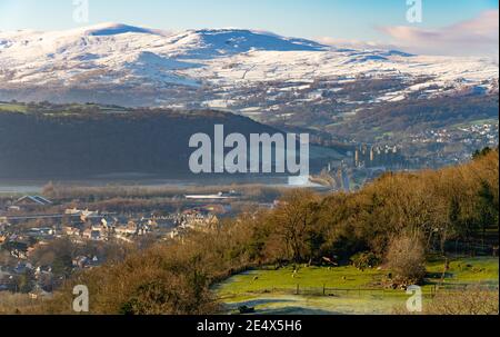 Conwy Mountain, den Fluss Conwy Estuary und auf der rechten Seite Conwy Caste. Veiwed von Bryn Pydew im Januar 2021. Stockfoto