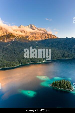 Luftdrohnenaufnahme von Alpenglow mit Nebel auf Zugspitze by Eibsee in Deutschland Stockfoto