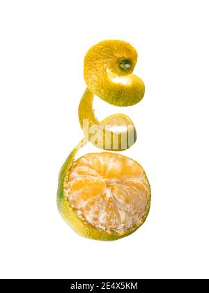 Frische reife grüne Mandarine mit Spiralschale. Halb geschälte grüne Mandarine isoliert auf weißem Hintergrund mit Beschneidungspfad Stockfoto