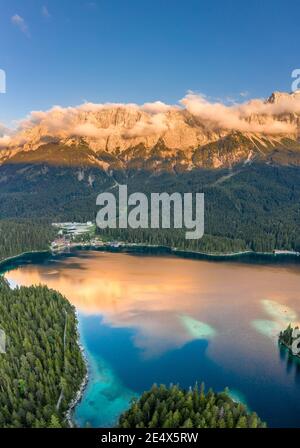 Luftdrohnenaufnahme von Alpenglow mit Nebel auf Zugspitze by Eibsee in Deutschland Stockfoto