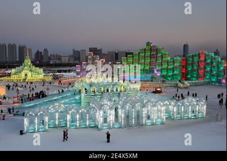 HARBIN, CHINA - Januar 30, 2010: berühmte Ice & Snow World Festival Park mit beleuchteten Eisskulpturen und Strukturen in der Nacht. Stockfoto