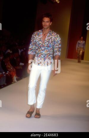 Santa Monica, California, USA 2. Mai 1996 Model Marcus Schenkenberg läuft auf der 10th Annual California Fashion Industry Friends of APLA Project Los Angeles (APLA) Benefit Dinner and Fashion Show Ehrung Designer Todd Oldham am 2. Mai 1996 in Bergamont Station in Santa Monica, Kalifornien, USA. Foto von Barry King/Alamy Stockfoto Stockfoto