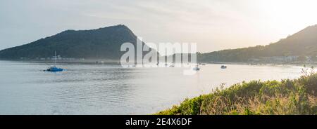 Blick nach Osten in Richtung Sonnenaufgang und der Stadt Shoal Bay und Tomaree Head am Eingang zu Port Stephens, New South Wales, Australien Stockfoto