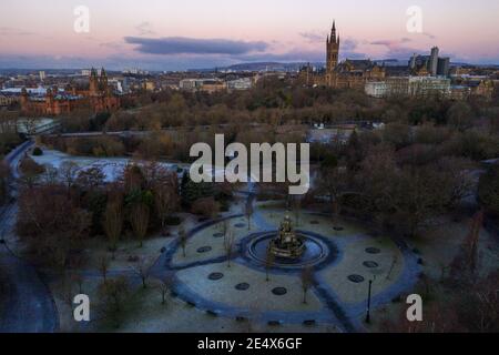 Glasgow, Schottland, Großbritannien. Januar 2021. Im Bild: Glasgows Kelvingrove Park mit der Glasgow University und den Kunstgalerien von oben gesehen. Ein kalter und frostiger Morgen mit Temperaturen über Nacht, die auf -2C eintauchen, wenn die Sonne aufgeht, steigt die Temperatur nur auf etwa 1C in einigen Bereichen mit Eis und Frost bedeckt den Boden. Ein warmes Morgenglühen im Westen, wenn die aufgehende Sonne die Stadt erhellt und den Kelvingrove Park und Glasgows West End-Bereich zeigt. Quelle: Colin Fisher/Alamy Live News Stockfoto