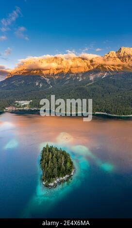 Luftdrohnenaufnahme von Alpenglow mit Nebel auf Zugspitze by Eibsee in Deutschland Stockfoto