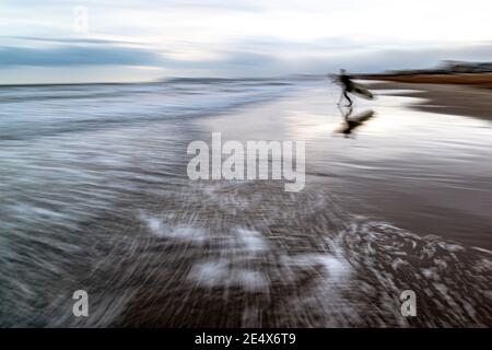 Surfer am Strand Stockfoto