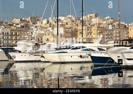 Luxuriöse Segelyachten liegen im Hafen der Altstadt von Senglea, Malta Stockfoto