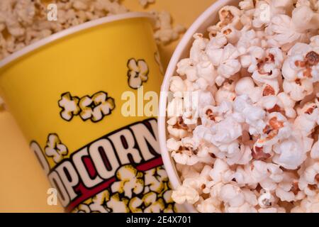 SANTA MARIA CAPUA VETERE, ITALIEN - 23. Jan 2021: Caserta, Italien, 22. Januar 2021, gesalzenes Popcorn in einem Plastikeimer auf gelbem Grund Stockfoto