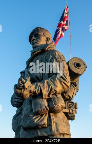 11-11-2019 Portsmouth, Hampshire, Großbritannien die Yomper Royal Marine Statue vor dem Royal Marines Museum in Southsea, Portsmouth Stockfoto