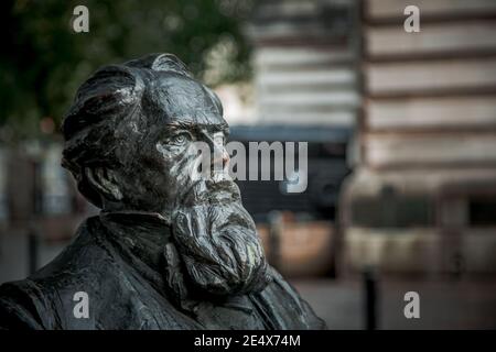 11-11-2019 Portsmouth, Hampshire, UK eine Nahaufnahme des Gesichts von Charles dickens, einer Statue im Zentrum von Portsmouth UK Stockfoto