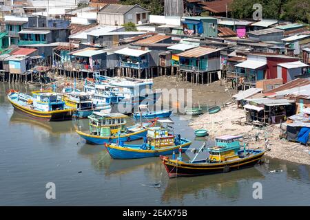 Phan Thiet, Provinz Binh Thuan, Vietnam - 15. Januar 2021: Fischerboote legen neben einem armen Fischerdorf in Phan Thiet, Provinz Binh Thuan an Stockfoto