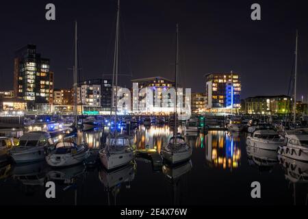 08-08-2019 Southampton, Hampshire, Großbritannien Nacht im Ocean Village Marina in Southampton mit Lichtern, die sich im Wasser spiegeln Stockfoto