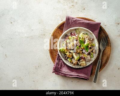 Waldorfsalat mit Kopieplatz. Amerikanischer Obst- und Nusssalat mit Äpfeln, Sellerie, Trauben, Hühnerfleisch, gekleidete Mayonnaise. Bastelteller mit verzehrfertiger waldorfsalat auf hellem Hintergrund. Draufsicht Stockfoto