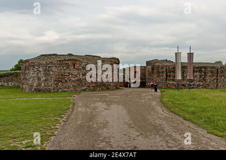 Allgemeiner Blick von außen auf den Haupteingang des antiken römischen Komplexes von Palästen und Tempeln Felix Romuliana, erbaut im 3. Und 4. Jahrhundert Stockfoto