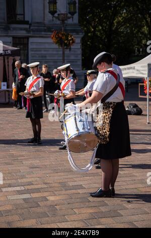 11-11-2019 Portsmouth, Hampshire, UK EINE Seekader-Band mit Trommlern, die zum Gedenktag Trommeln Stockfoto